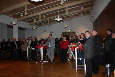 Willi Görlach (mit Papieren in der Hand in der 1. Reihe) vor seinem Auftritt