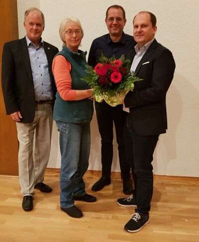 Gratulation an Karin Stopperka (vorne Mitte) von Jürgen Mock, Sebastian Koch und (hinten) David Rauber
