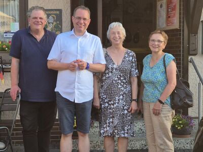 Abschiedsfoto nach engagierter Diskussion: Stephan Grüger (l.)