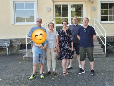 Vor dem Dreisbacher Dorfgemeinschaftshaus - wohl unter der Linde