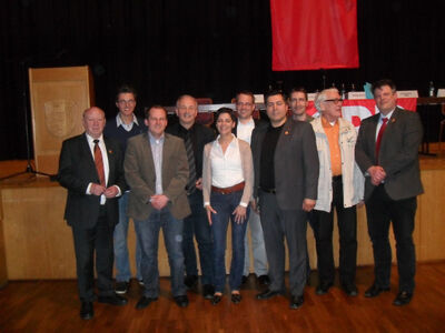 Landrat Schuster (links) und Udo Bullmann (4. v. l.) mit Ehringshäuser Delegierten und Landtagskandidat Grüger (r.)